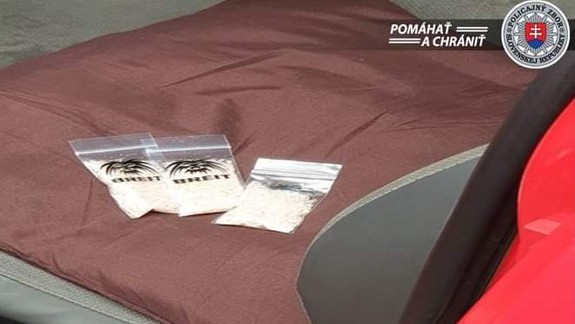 Dobrá práca: Policajti v Petržalke zadržali dvojicu drogových dílerov