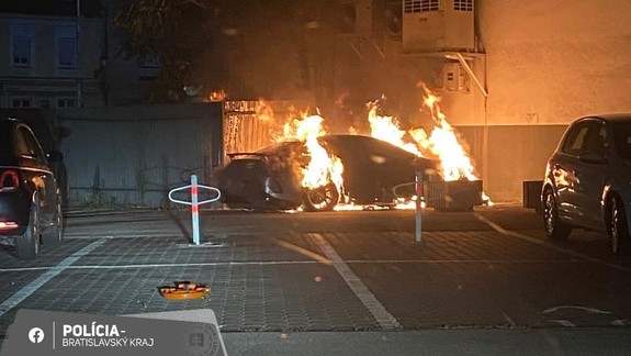 Požiar: Na Suchom mýte horelo ráno auto