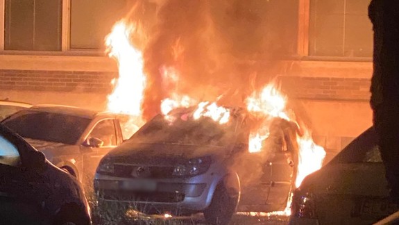 Dielo podpaľača? V Ružinove nadránom zhoreli dve autá