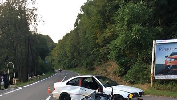 FOTO Nehoda motocykla s osobným autom, tentokrát na kľukatej Pezinskej Babe