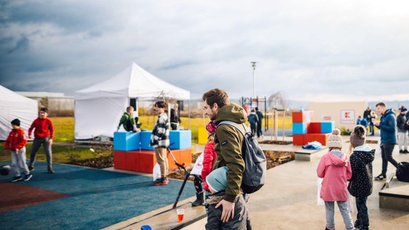 Devínska Nová Ves má nové parádne ihrisko. Takto to tam vyzeralo počas jeho otvorenia