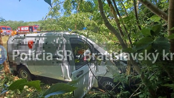 Na D2 v smere do Bratislavy došlo k nehode, vodič zišiel z vozovky