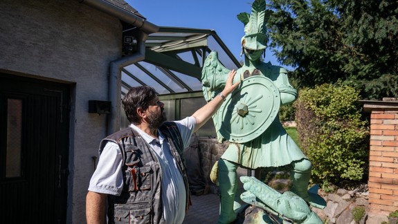 FOTO a VIDEO: Tajomnú časovú schránku zo sochy archanjela Michala už reštaurátor vybral. Čo ďalšie ho prekvapilo?