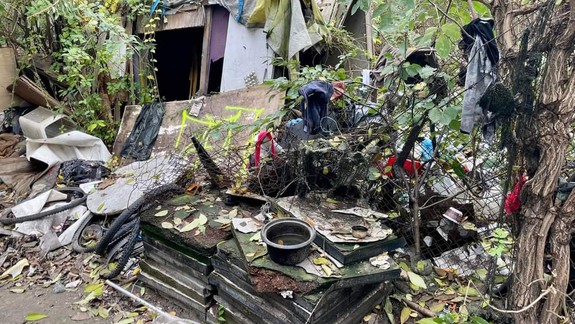 Nelegálne príbytky zbúrali, priestor vyčistili: Problémová kolónia na Astronomickej ulici v Ružinove je minulosťou