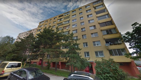 VIDEO: Z tohto domu na Homolovej ulici hádže niekto za tmy vajíčka na autá!