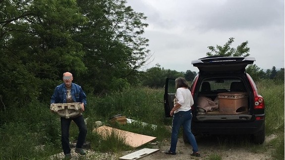 Polícia už pozná identitu manželov, ktorí za Dúbravkou vytvárali skládku odpadu - aký postih im hrozí?