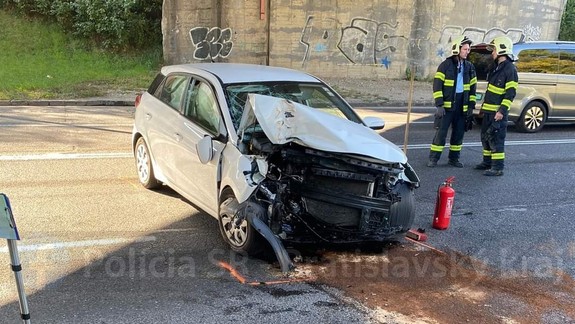 Tragická nehoda na Gagarinovej: Vodička narazila do stĺpa, pre jej spolujazdkyňu to bolo osudné