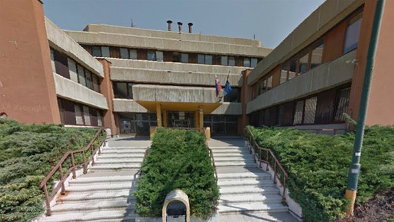 Zlodej chcel utiecť z policajnej stanice, skočil policajtom na auto