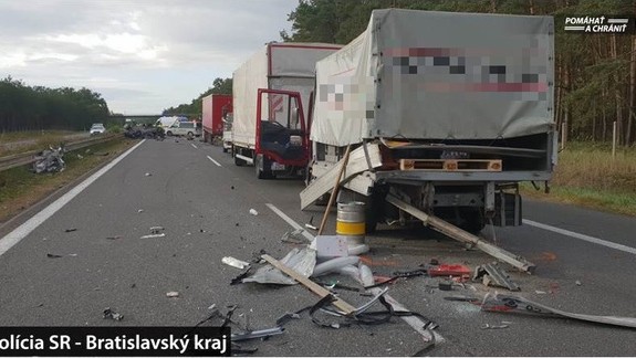 Diaľnica D2 v smere z Malaciek do Bratislavy je neprejazdná - stala sa tu nehoda!