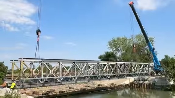 VIDEO: Na párminútový úkon sa pripravovali týždne: Nad Malý Dunaj osadili 65 tonový základ dočasného premostenia