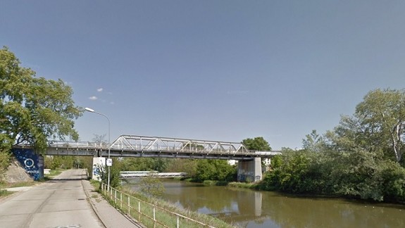 26-ročný muž chcel skočiť z mosta, ale policajti mu v tom zabránili