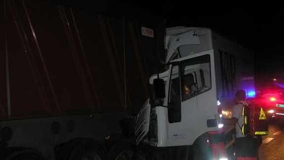 Pri nehode zahynuli v aute až traja ľudia