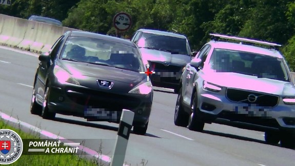 Radaru ani pokute pár stovák eur sa nevyhol, vodič na diaľnici poriadne šliapol na plyn