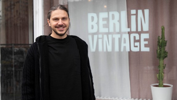 Poznáte kočovnú predajňu berlínskeho vintage oblečenia v Petržalke? Vstúpili sme dnu a ocitli sa v úplne inom svete