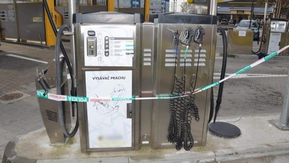 Zlodeji Peter a Ľuboš vykradli v Petržalke mincovníky samoobslužných vysávačov