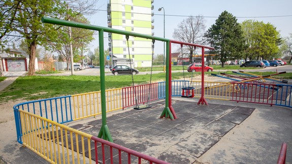 FOTO: Zúfalé mamičky a nezodpovední psičkári. Pre koho sú detské ihriská?