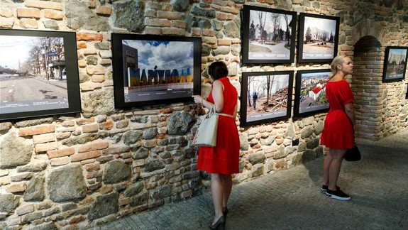 Pozeraj sa! Mariupoľ! Na Bratislavskom hrade otvorili výstavu fotografií ukrajinského novinára