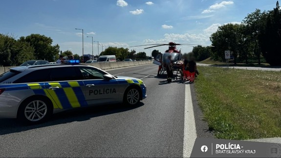 Nehoda na diaľnici: Motorkár sa zrazil s uvoľneným strešným stanom