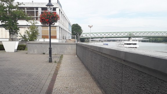 Pýtate sa: Musel dunajskú promenádu prerušiť múr?