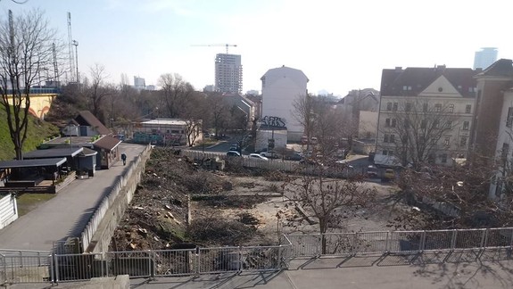 Od výrubu drevín pod Hlavnou stanicou dávajú všetci ruky preč – bol nelegálny?