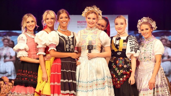 VIDEO: Prvý deň Bratislavských módnych dní sa niesol v znamení krásy a folklóru