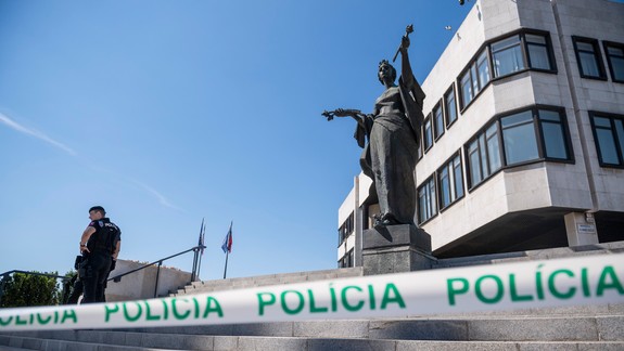 Incident pred parlamentom: Rozrušený muž sa chcel stretnúť s Borisom Kollárom, následne vytiahol nôž