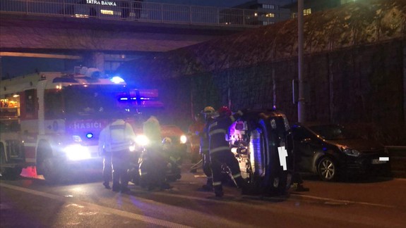VIDEO: Nehoda na Einsteinovej, auto sa prevrátilo, boli sme pri tom