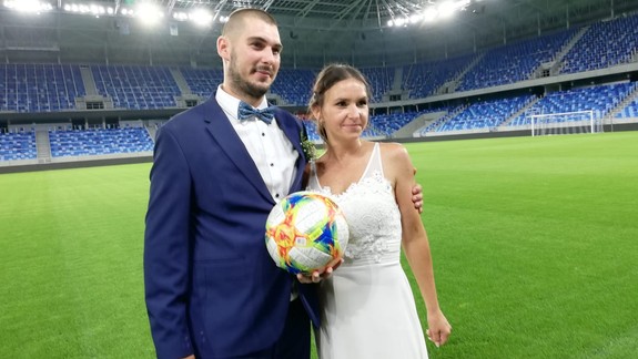 Na Národnom futbalovom štadióne sa konala prvá svadba. Brali sa skalní fanúšikovia Slovana