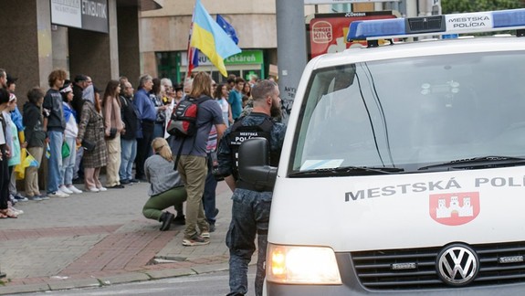 Mestskí policajti dohliadajú pri spomienke vpádu vojsk Varšavskej zmluvy do Československa