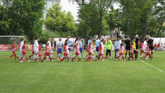 FOTO a VIDEO: Futbalové derby žien NŠK a Slovana sa nieslo v slávnostnej a priateľskej atmosfére