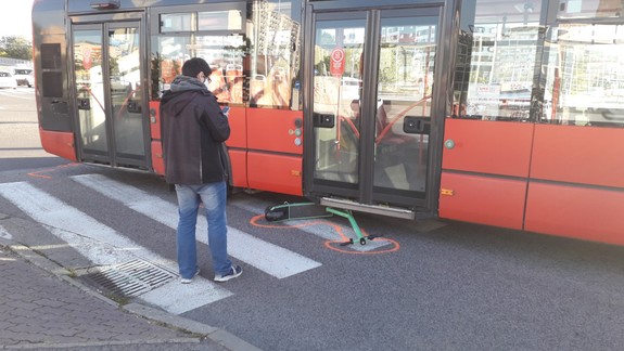 Toto mohlo dopadnúť veľmi zle: Kolobežkár v Petržalke narazil do idúceho autobusu