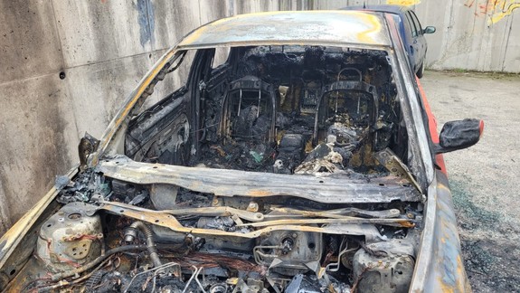 Na Dlhých dieloch horelo v noci niekoľko áut, polícia začala trestné stíhanie