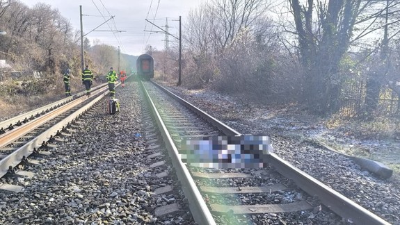 Tragédia: Pri Železnej studničke zrazil vlak muža, dopravu zastavili