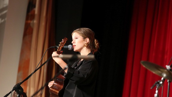 Nemáte program na večer? Na nádvorí Zichyho paláca vystúpi začínajúca hviezda Tamara Kramar