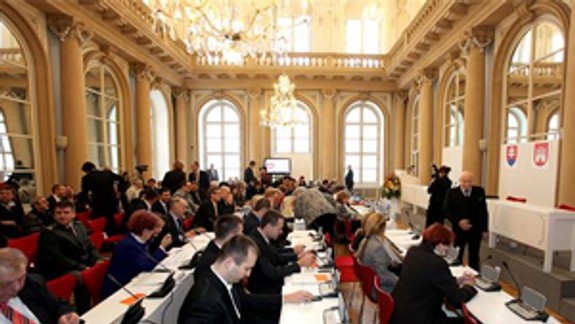 Podľa primátora mesto znižuje dlh, poslanci vidia zadlžovanie