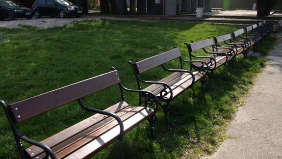 Pod Mostom SNP pribudlo 13 lavičiek