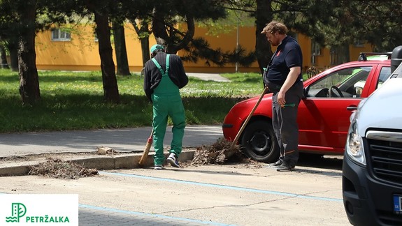 Čistenie a značenie parkovísk si komplikujú aj sami obyvatelia. Petržalka prišla s riešením