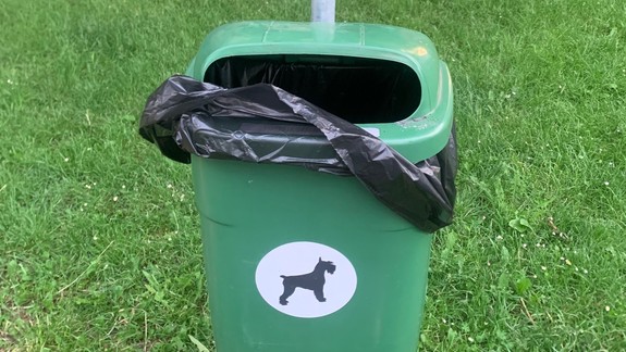 Zelené nádoby na psie exkrementy z Petržalky zmiznú. Bude konečne dostatok vreciek pre psičkárov?