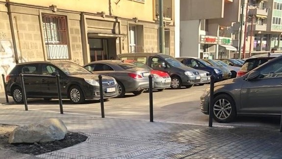 Vedľa novej dlažby na Blumentálskej pribudli takéto stĺpiky. Čo bolo dôvodom?