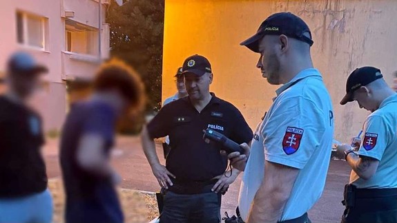 Policajti si posvietili na mládež a alkohol v Dúbravke