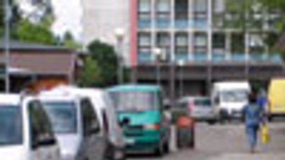 Výstavba komplexu stojí, autá parkujú na chodníku