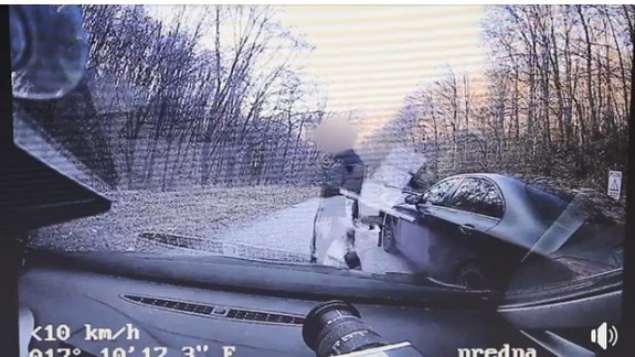 VIDEO: Asi vám bude nevoľno, keď uvidíte, ako vodič mercedesu cestou na Pezinskú Babu ohrozoval seba i ostatných