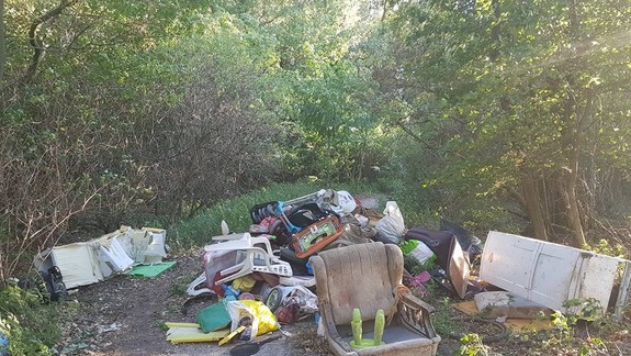 Z lesnej cestičky pred Rovinkou si niekto urobil smetisko!