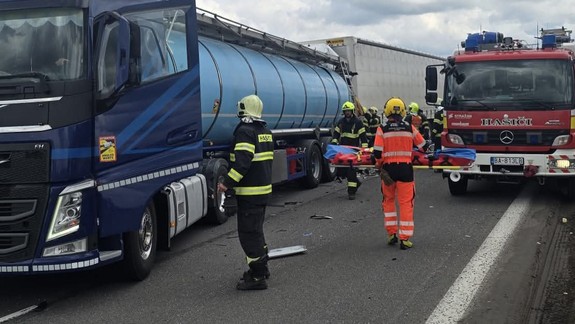 Nehoda: Medzi Lozornom a Stupavou sa zrazili tri kamióny