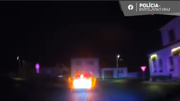 VIDEO: Policajti naháňali osobné auto, za volantom bol iba 16- ročný chlapec