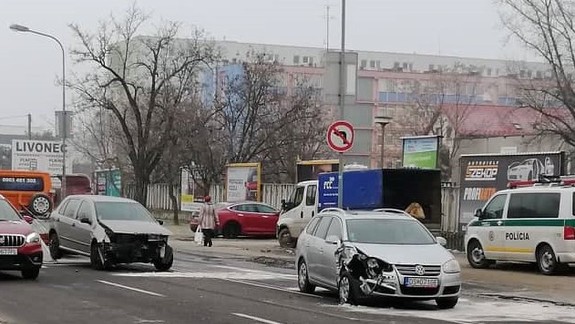 FOTO: Havária pred Avionom skomplikovala rannú dopravu v Ružinove