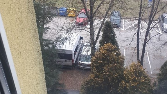 FOTO: Čo by ste urobili, keby vám zaparkovaná dodávka znemožnila nastúpiť do vlastného auta?