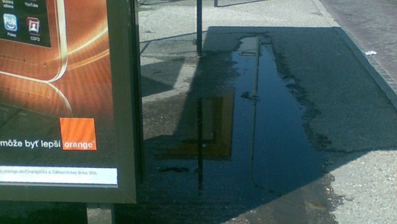 Keď prší, na zastávke MHD majú jazierko