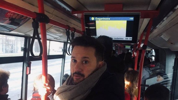 FOTO: MHD meškala ráno približne 15 minút - cestovanie linkami DPB absolvoval aj Matúš Vallo