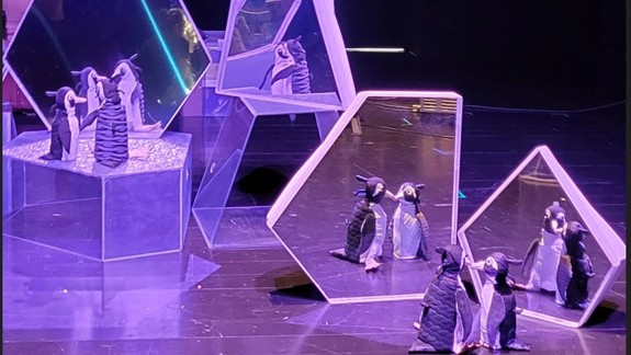 Tučniak s červenou čiapočkou: Bábkové divadlo prináša dojemný príbeh inšpirovaný skutočnou udalosťou